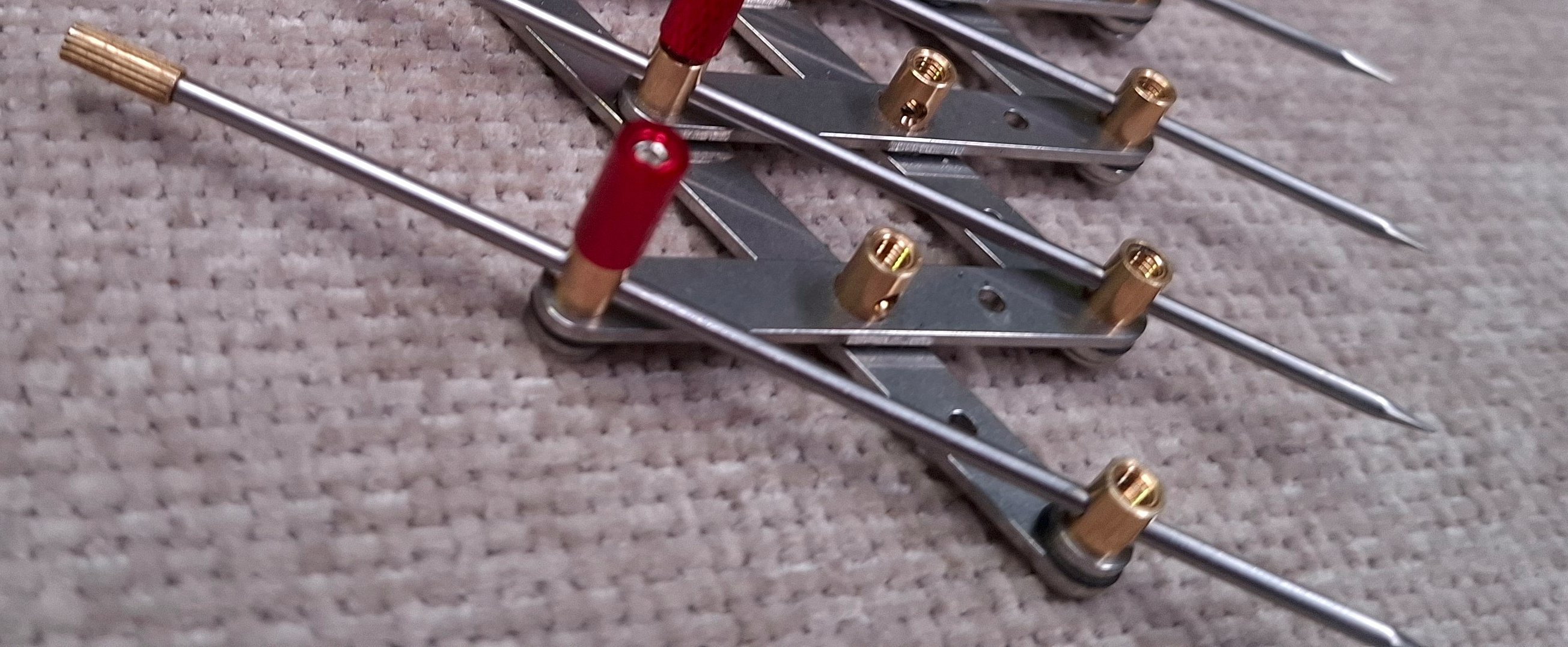 Spacer pivot joint, close-up